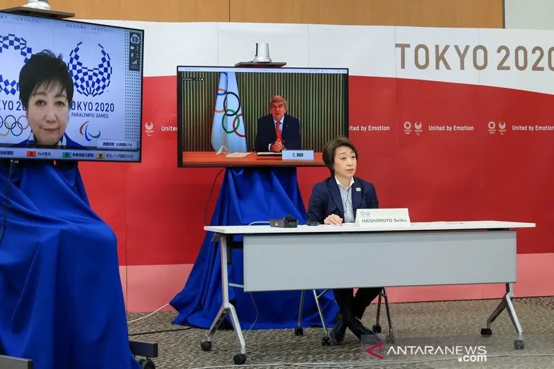International Olympic Committee (IOC) President Thomas Bach (on screen) gives the opening speech while Tokyo 2020 Organizing Committee President Seiko Hashimoto and Tokyo Governor Yuriko Koike (on screen left) listen, at the five-party meeting of the Tokyo 2020 Olympics and Paralympics Games with the president of the Paralympic Committee International (IPC) Andrew Parsons, Tokyo Governor Yuriko Koike and Japanese Olympic Minister Tamayo Marukawa in Tokyo, Japan March 20, 2021. ANTARA / Yoshikazu Tsuno / Pool via REUTERS / pri.
